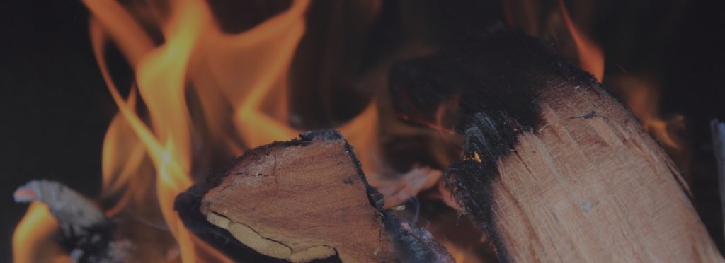 Im Kamin gemütlich brennt Feuer.