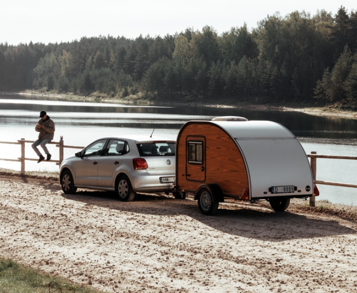 Einsamer Ausflug am Fluss mit Auto und Minicamper.