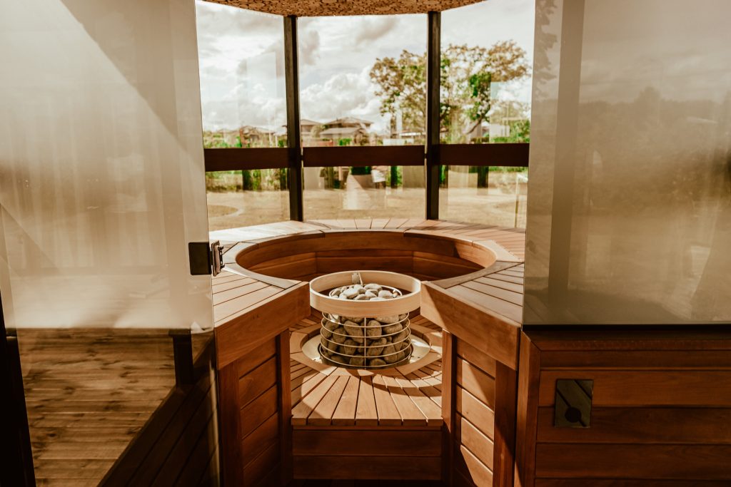 Eine Luxus sauna mit dem Elektroofen.