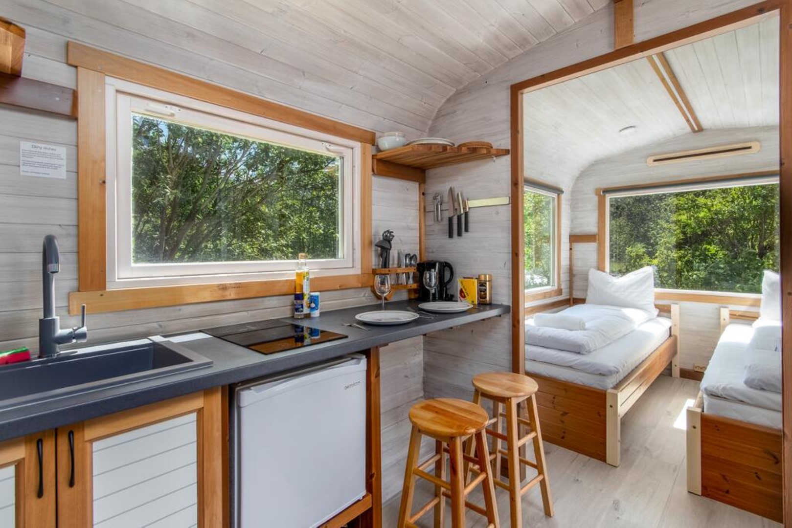 Ein helles Campinghaus im Sommer im Natur.