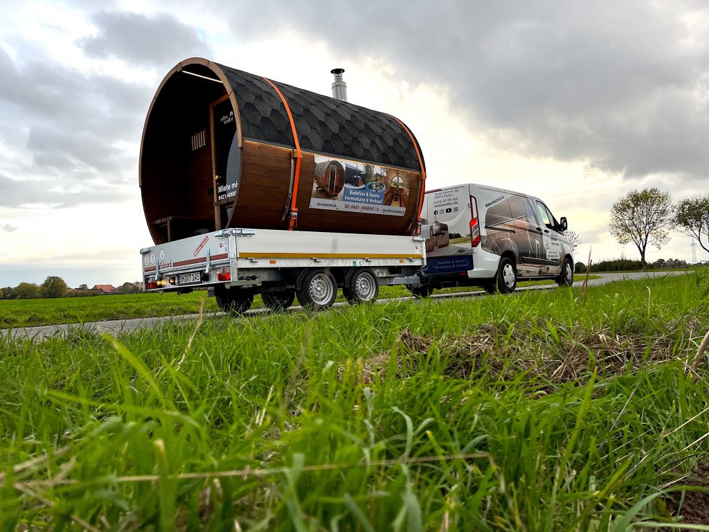 Eine Fasssauna ist unterwegs zum Kunden.