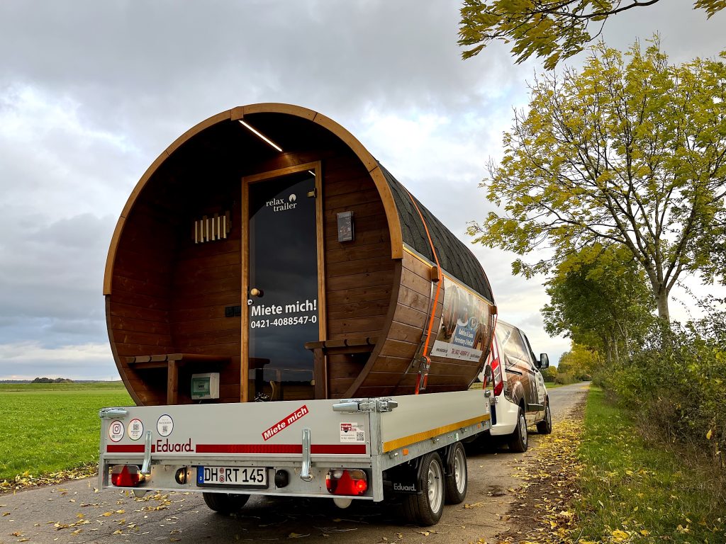Fasssauna auf Anhänger wird ausgeliefert.